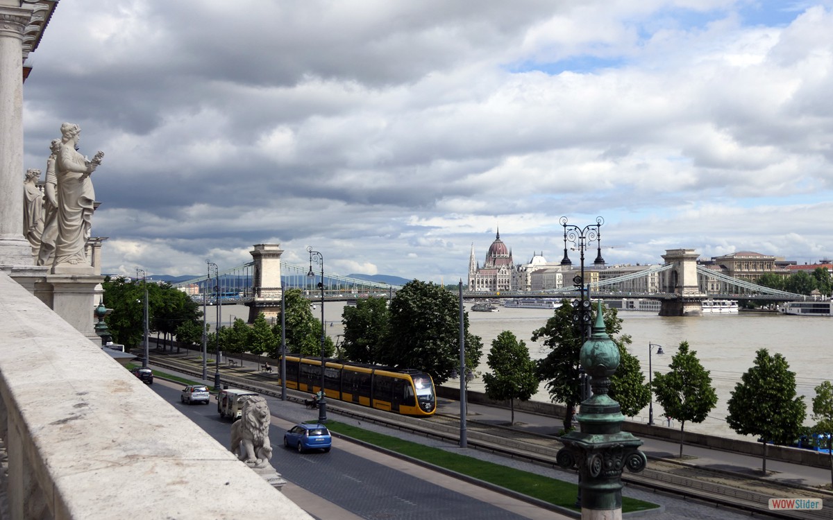 Panorama mit Kettenbrücke